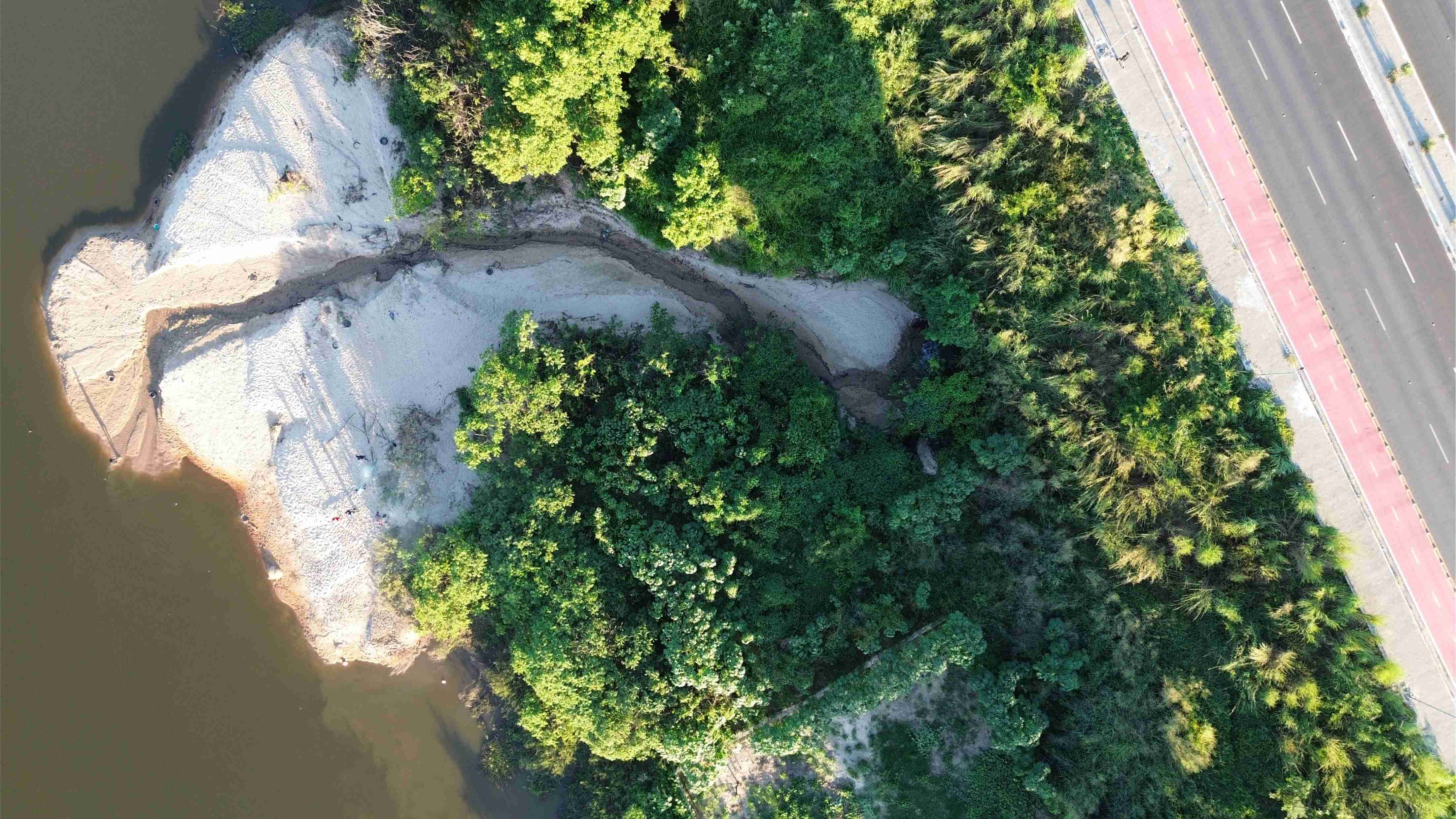 Inspeção aérea com RPA em feição hidrológica