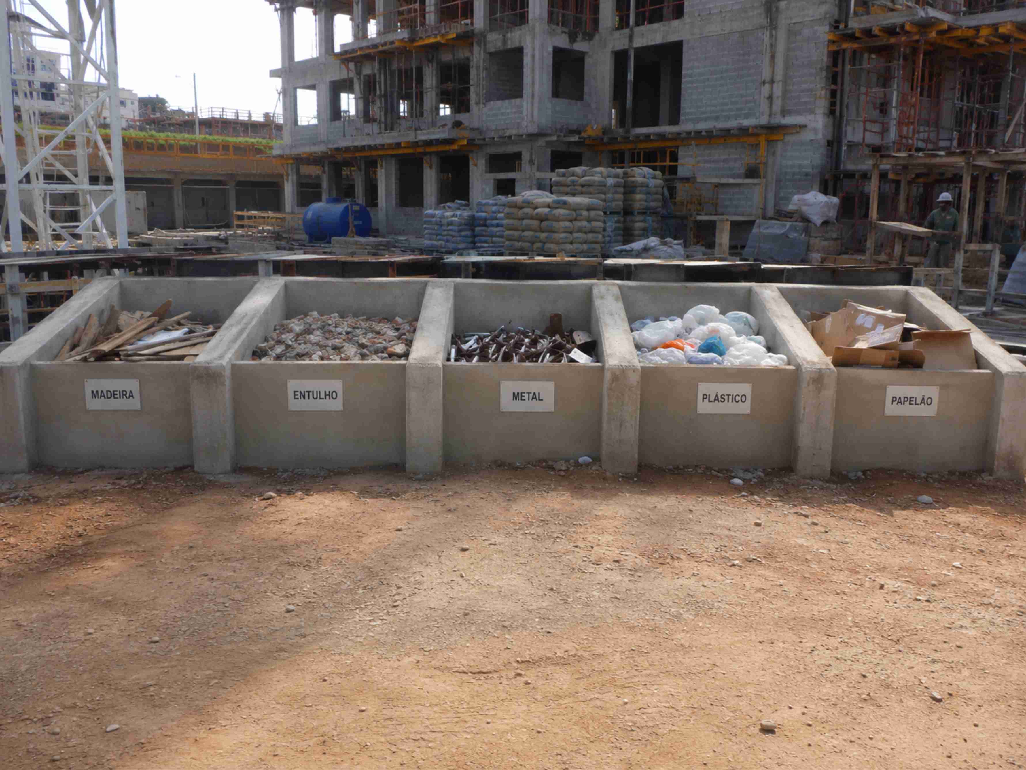 Engenheiros em uma obra em frente a uma baia de resíduos - GCRH Engenharia